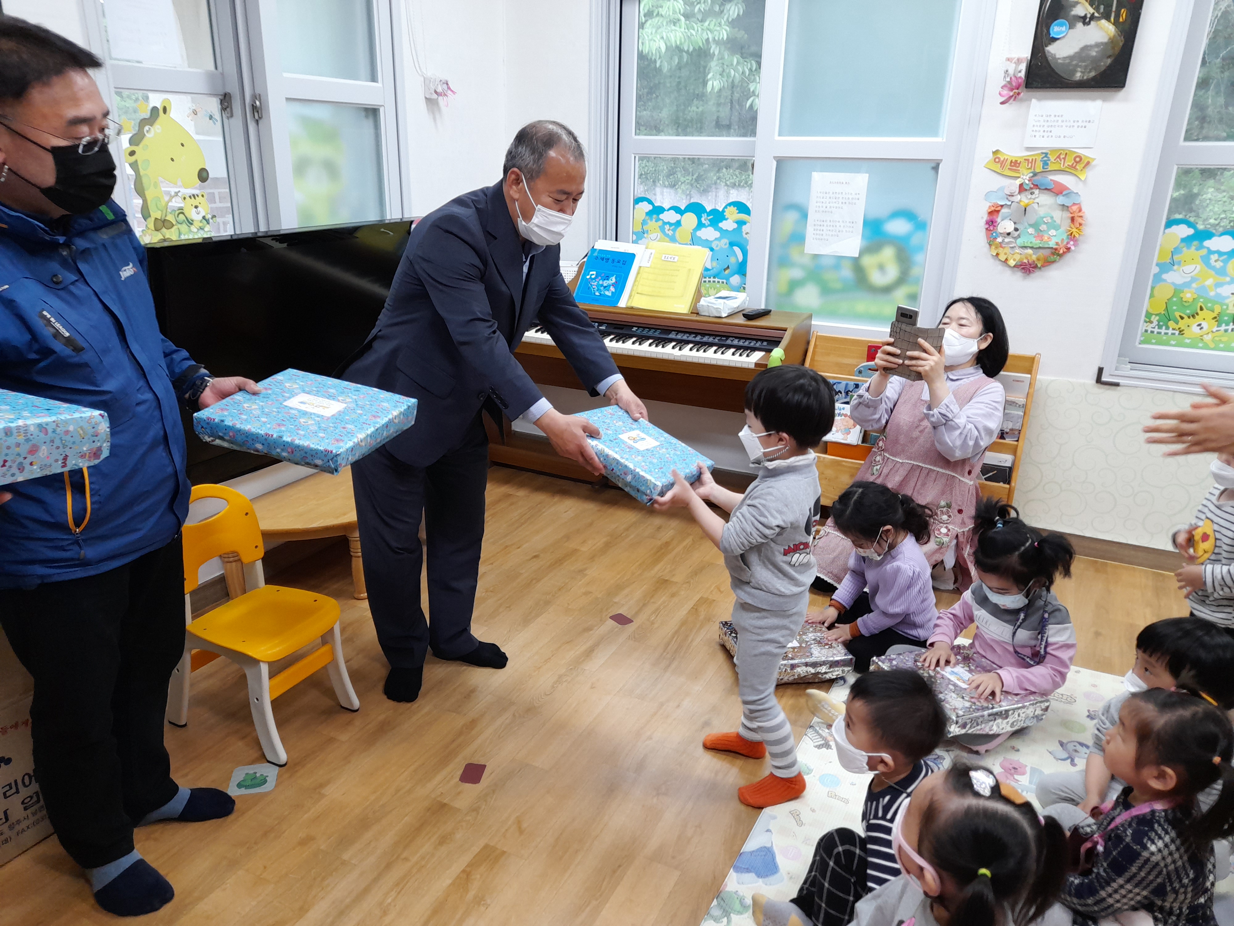 진도군 조도면, 어린이날 맞아 어린이집에 ‘행복 선물’ 전달 이미지