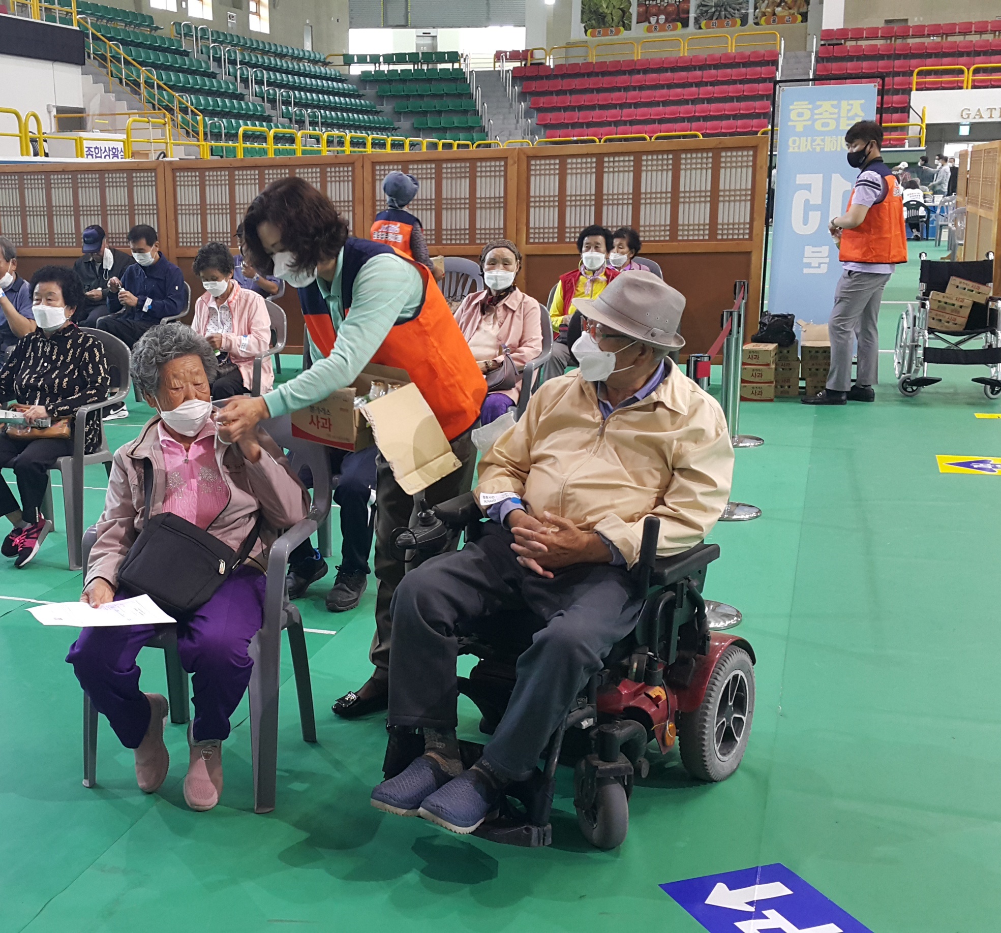 진도읍 주민자치회, 코로나19 예방접종센터 자원봉사 실시 이미지