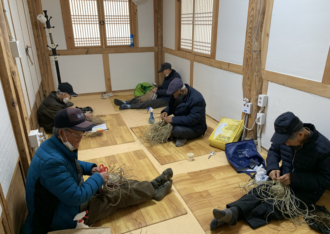 진도군, 노인일자리사업 짚공예전승반 참여자 공모전 수상 이미지