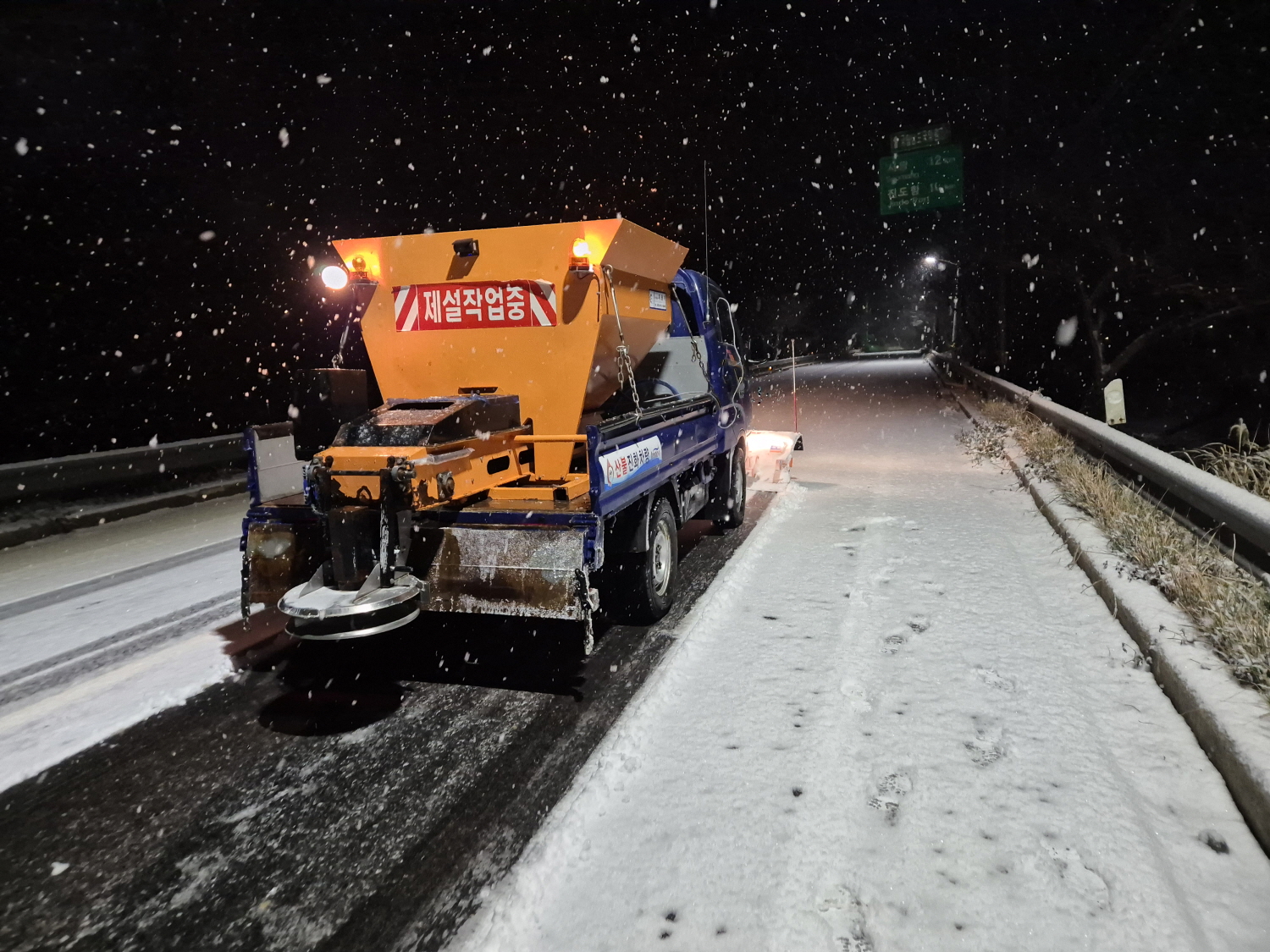 진도군, 신속한 제설 작업… 주민 불편 최소화 이미지