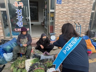진도군, 결핵 예방 ‘현장 공략’ 전통시장서 고령층 검진 홍보 첨부#2