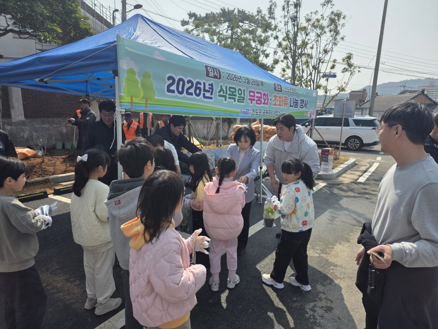 진도군, 식목일 맞아 무궁화 식재와 초화류 나눔 행사 개최 이미지